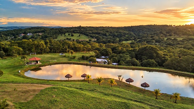 Vista aérea do lago do Family Ranch ao pôr do sol